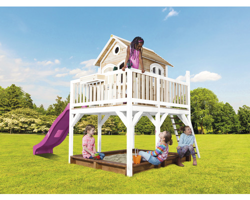 Aire de jeux avec cabane, toboggan et bac à sable dans le jardin