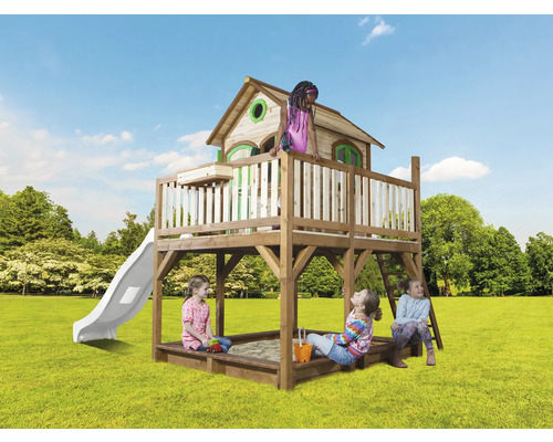 Aire de jeux avec bac à sable et toboggan dans le jardin avec des enfants qui jouent