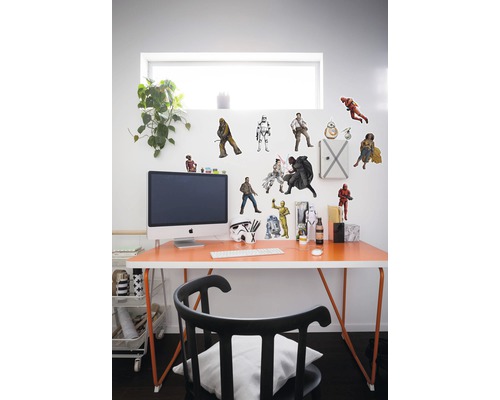 Bureau avec bureau orange, ordinateur, chaise et autocollants muraux
