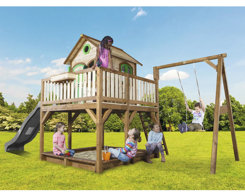 Aire de jeux en bois avec toboggan, balançoire et bac à sable dans le jardin avec des enfants qui jouent