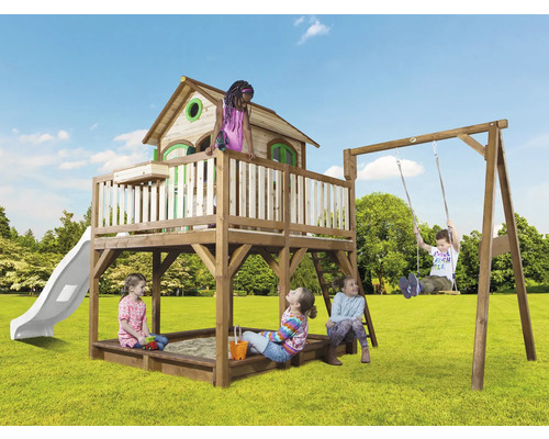 Aire de jeux en bois avec balançoire, toboggan et bac à sable dans le jardin