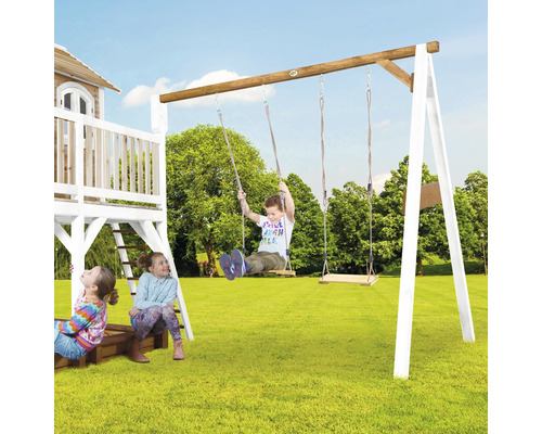 Balancelle pour enfants avec un enfant qui se balance et deux autres enfants