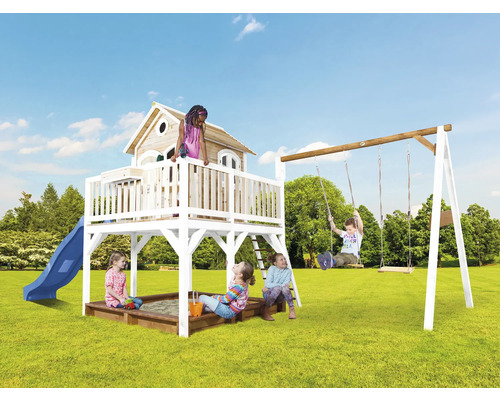 Tour de jeu avec balançoire, toboggan et bac à sable dans le jardin avec des enfants qui jouent.