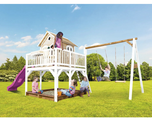 Aire de jeux avec cabane, toboggan, bac à sable et balançoire pour enfants dans le jardin.