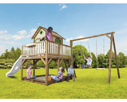 Aire de jeux avec cabane, toboggan, bac à sable et balançoire pour enfants dans le jardin