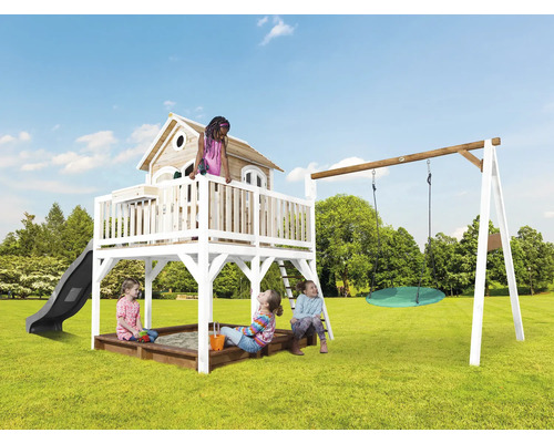 Aire de jeux pour enfants avec cabane, toboggan, balançoire et bac à sable dans le jardin.