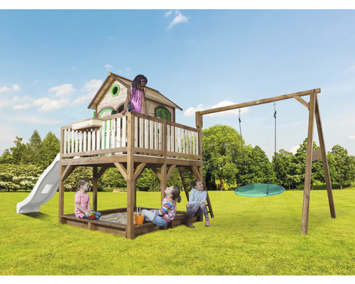 Spielplatz mit Baumhaus, Rutsche, Sandkasten und Schaukel