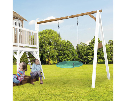 Aire de jeux pour enfants avec balançoire et deux enfants jouant dans le jardin.