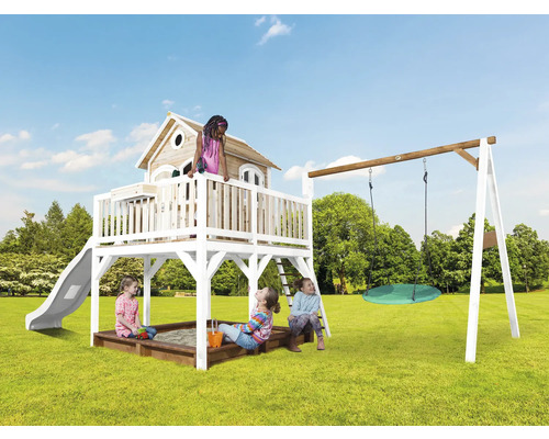 Aire de jeux avec cabane, toboggan, bac à sable et balançoire pour enfants dans le jardin.