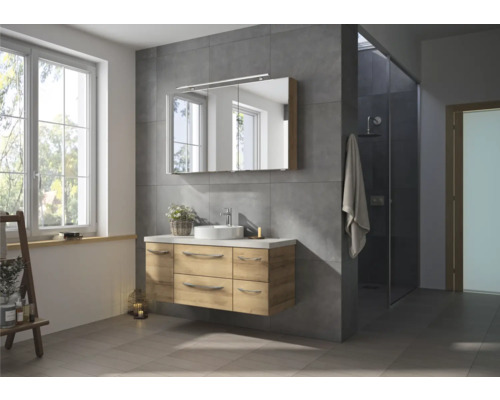 Salle de bain avec meuble sous-vasque, miroir, douche et fenêtre