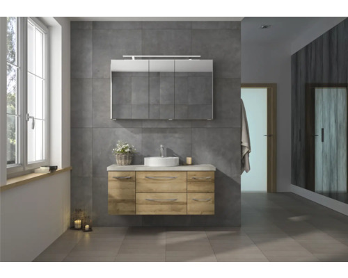 Salle de bains avec meuble sous-lavabo, miroir, lavabo et carrelage gris.