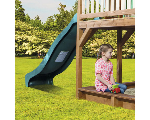 Aire de jeux avec toboggan et fille dans un bac à sable