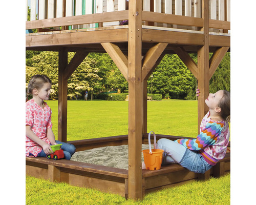 Bac à sable avec tour de jeux pour enfants dans le jardin