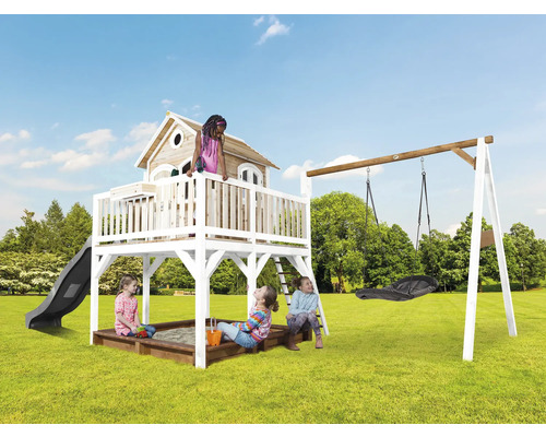 Aire de jeux avec balançoire, toboggan, bac à sable et cabane en bois dans le jardin