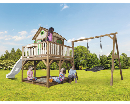 Aire de jeux pour enfants avec toboggan, balançoire et bac à sable dans le jardin