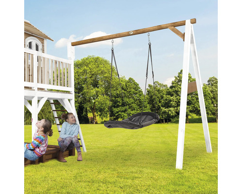 Balançoire pour enfants avec balançoire nid sur une tour de jeux en bois dans le jardin.