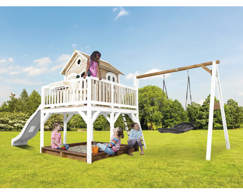 Aire de jeux avec balançoire, toboggan, bac à sable et cabane pour enfants dans le jardin.