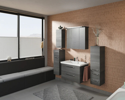 Salle de bains moderne avec meuble-lavabo, armoire de toilette et armoires hautes aspect bois