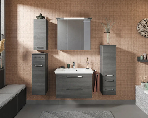 Salle de bains avec lavabo, armoire de toilette et armoires hautes