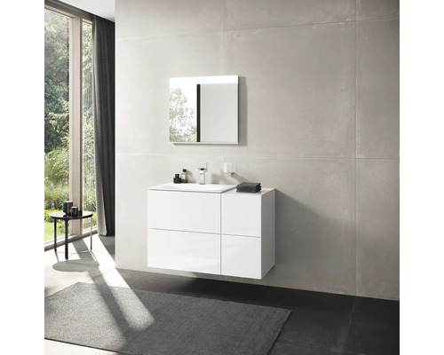 Salle de bains moderne avec meuble sous-vasque blanc, miroir et tapis gris