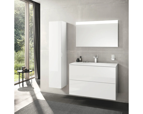 Modernes Badezimmer mit weißem Waschtisch, Spiegelschrank und Hochschrank für ein helles und aufgeräumtes Ambiente