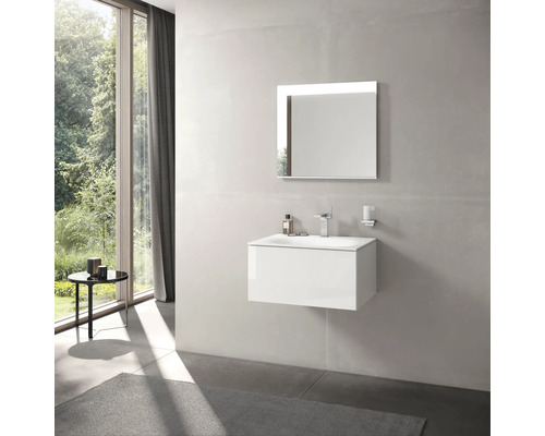 Salle de bain moderne avec lavabo, miroir et fenêtre