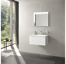 Modernes Badezimmer mit Waschbecken, Spiegel und Fenster
