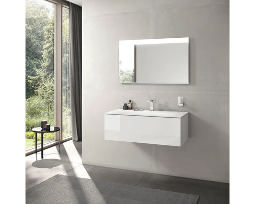 Salle de bains moderne avec meuble sous-lavabo, miroir et robinetterie devant la fenêtre