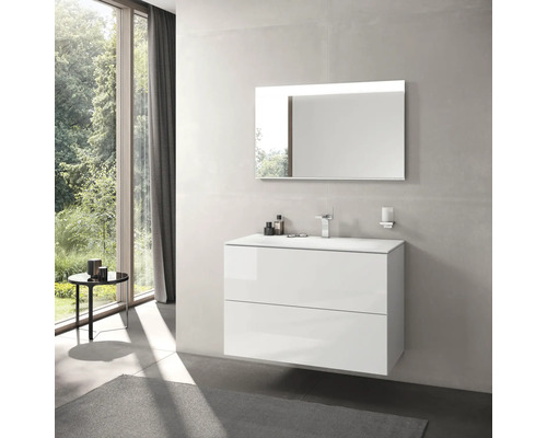Salle de bains moderne avec meuble sous-vasque blanc, miroir et grande fenêtre