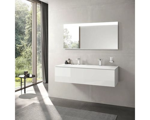 Modernes Badezimmer mit Doppelwaschtisch, Spiegel und Fenster