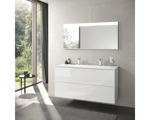 Badezimmer mit weißem Waschtischunterschrank, Spiegel und Fenstern