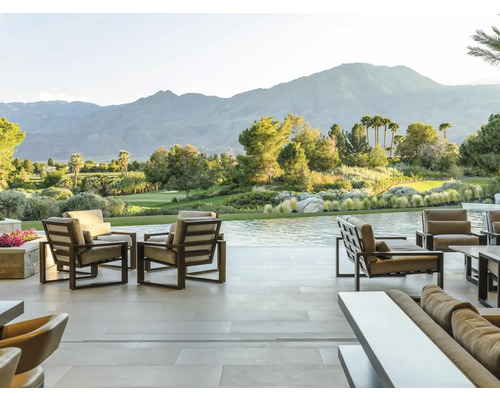 Terrasse mit Gartenmöbeln und Blick auf die Landschaft