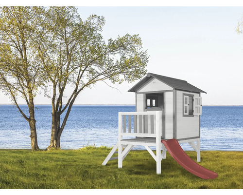 Spielhaus mit Rutsche auf einer Wiese