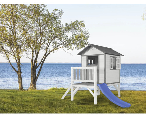 Spielhaus mit Rutsche auf Rasenfläche