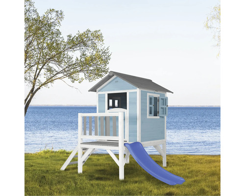 Maisonnette en bois avec toboggan dans le jardin