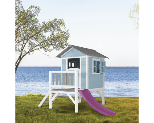 Maisonnette avec toboggan sur un espace vert