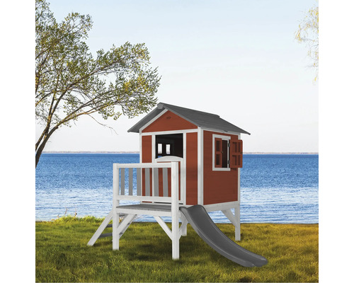 Cabane de jeu en bois avec toboggan au bord d''un lac