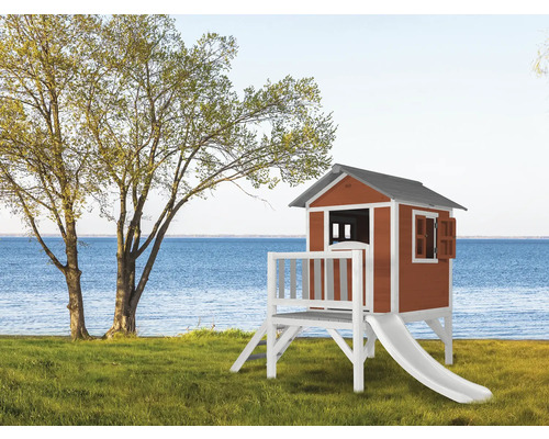 Spielhaus mit Rutsche im Garten