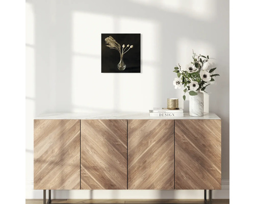 Image décorative avec des fleurs séchées dans un vase sur un mur au-dessus d''un buffet