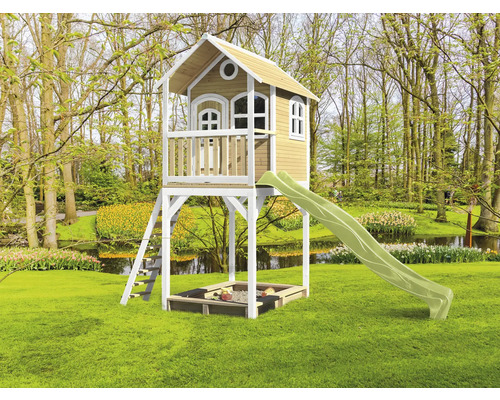 Spielhaus mit Rutsche und Sandkasten im Garten