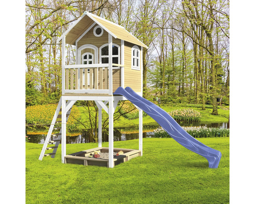 Cabane en bois avec toboggan et bac à sable dans le jardin.