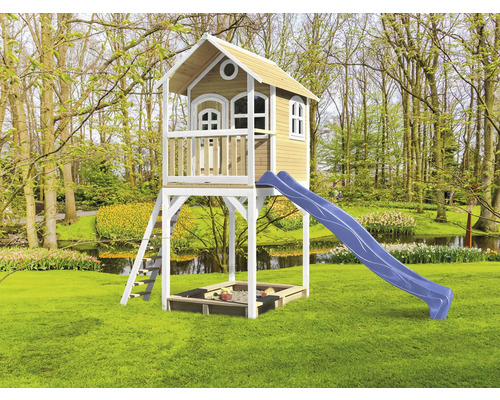 Aire de jeux avec toboggan et bac à sable dans le jardin