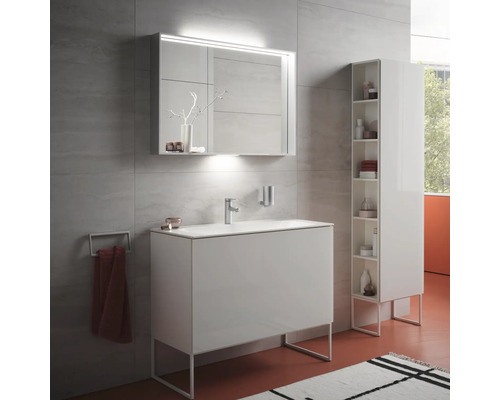 Modernes Badezimmer mit Waschtisch, Spiegelschrank mit Beleuchtung und Hochschrank