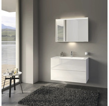 Modernes Badezimmer mit weissem Waschtischunterschrank, Spiegel mit Beleuchtung und grauem Teppich.