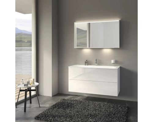 Badezimmer mit weissem Waschtischunterschrank, beleuchtetem Spiegel und Teppich