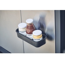 Drei Saucen in Gläsern im schwarzen Grill-Organizer.