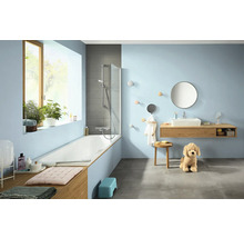 Salle de bain lumineuse avec baignoire, lavabo et décorations.