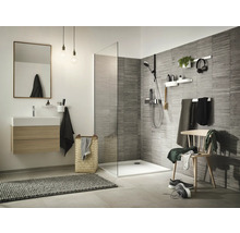 Modernes Badezimmer mit Dusche, Waschtisch und Zubehör