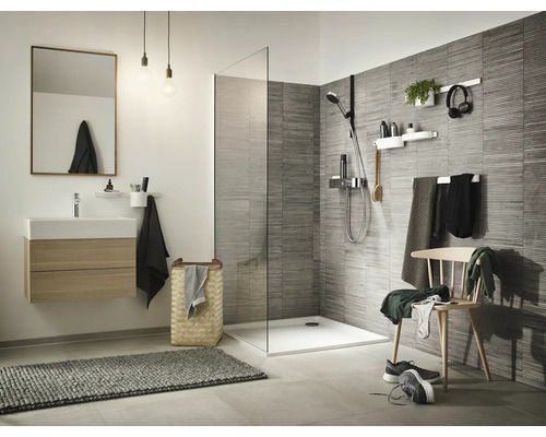 Salle de bain moderne avec douche, lavabo et accessoires