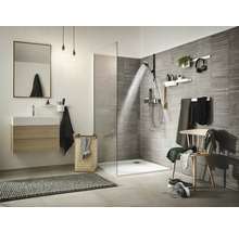 Helles Badezimmer mit Dusche, Waschbeckenunterschrank, Spiegel und Dekorationen